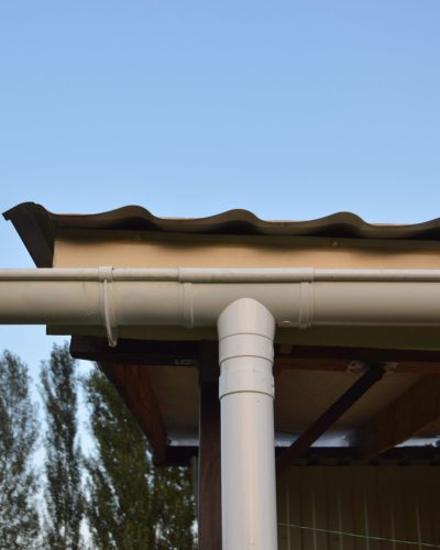 Drainage system fixed on the canopy of a the house